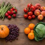 Frutta e verdura delle quattro stagioni su un tavolo di legno