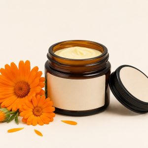 Vasetto di crema mani con fiori di calendula arancioni